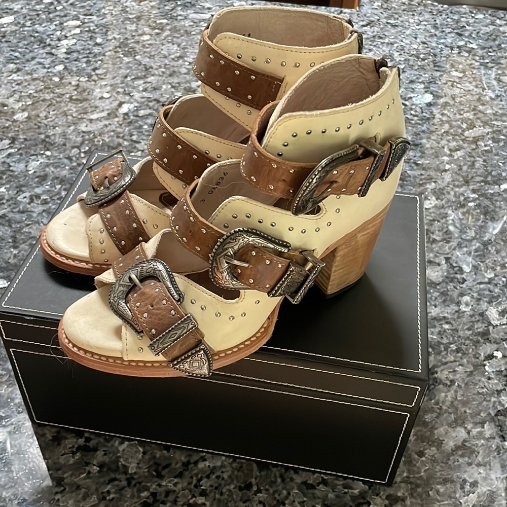 Violet Free Bird by Steve Madden sandals